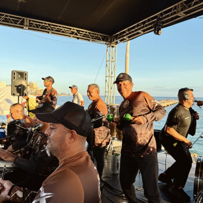 Edited in Tezza with: Lush, Brillo, Contraste, Saturación, Temperatura, Luces, & Sombras