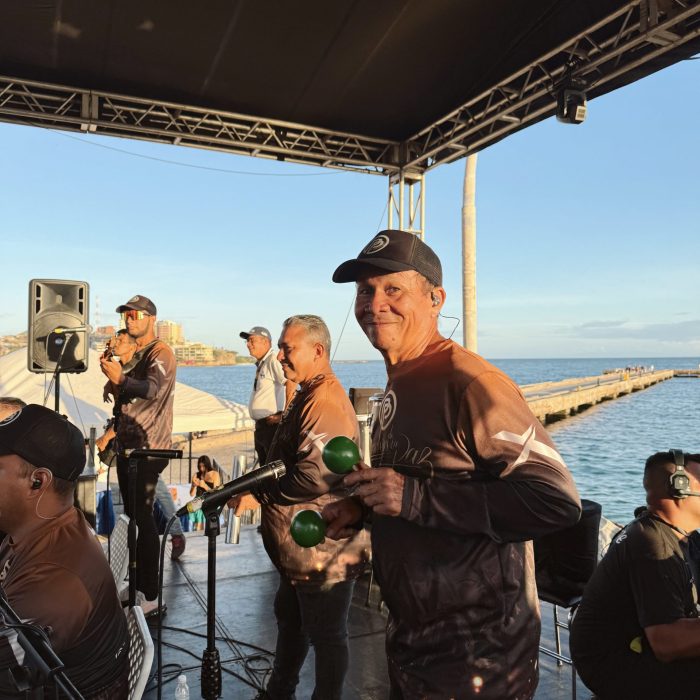 Edited in Tezza with: Lush, Brillo, Contraste, Saturación, Temperatura, Luces, & Sombras